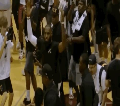 人山人海！詹姆斯领衔群星出战克6联赛！NBA官方全程直播
