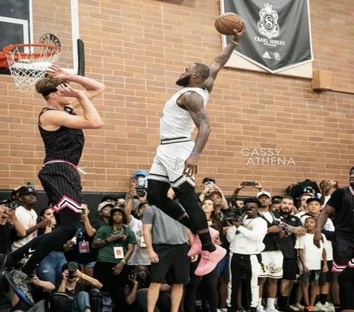 人山人海！詹姆斯领衔群星出战克6联赛！NBA官方全程直播