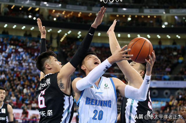 黑又硬！北京解说很无奈：巴斯也没什么技术，就靠身体往里硬顶！