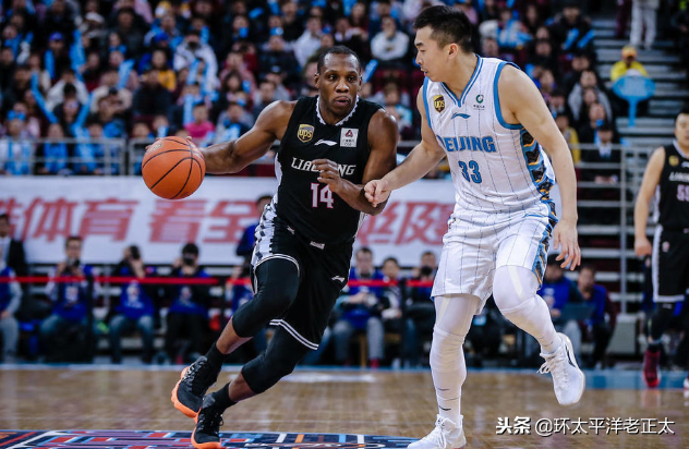 黑又硬！北京解说很无奈：巴斯也没什么技术，就靠身体往里硬顶！
