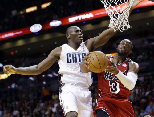 NBA球员拉杆多逆天？科比1v5，乔丹空中拧麻花，都比不上最后1人