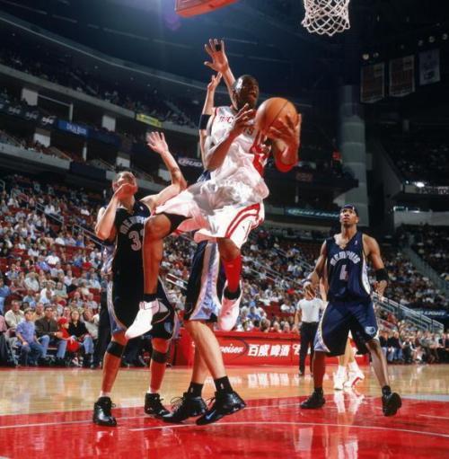 NBA球员拉杆多逆天？科比1v5，乔丹空中拧麻花，都比不上最后1人