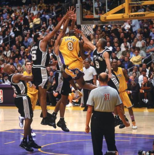 NBA球员拉杆多逆天？科比1v5，乔丹空中拧麻花，都比不上最后1人