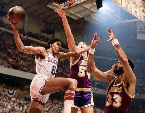 NBA球员拉杆多逆天？科比1v5，乔丹空中拧麻花，都比不上最后1人