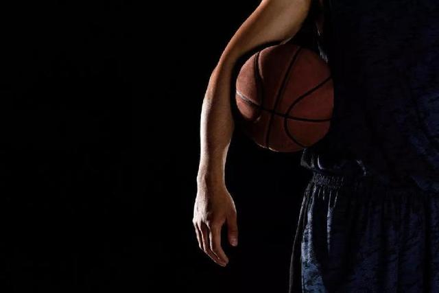暂停NBA转播，慢半拍的腾讯体育为何被网友赞“硬气”？背后是一场关乎15亿美元的生意
