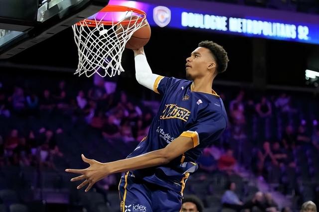 NBA直播文班亚马本季比赛！专家称詹皇后最强新秀：上限联盟最佳