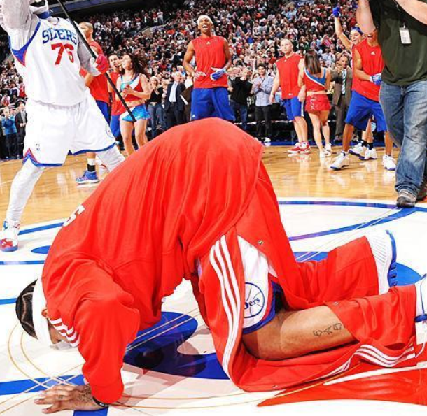 NBA场上的催泪瞬间，我承认，被科比退役战的画面触碰到了泪点