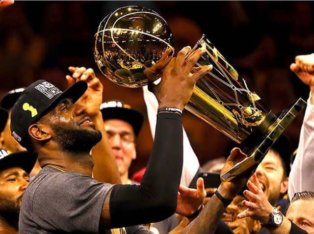 NBA场上的催泪瞬间，我承认，被科比退役战的画面触碰到了泪点