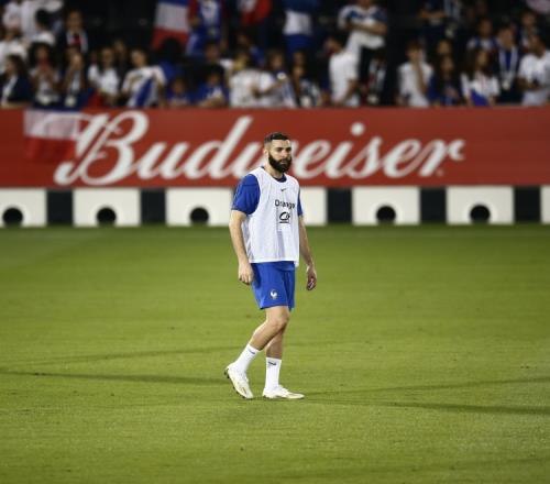 记者：本泽马去度假了，他不会回到卡塔尔参加世界杯