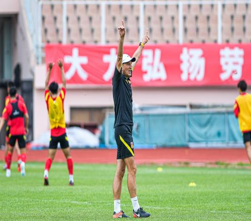 媒体人：国足选帅评议组由徐根宝、沈祥福、魏克兴组成