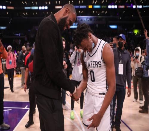 KD：感觉在布朗尼2、3岁时就看他打球了 希望某天他和老詹当队友