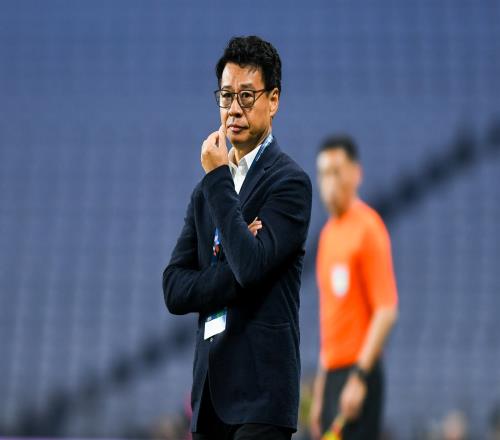大度！吴金贵拍拍武磊肩膀送上祝贺：今天踢得真好