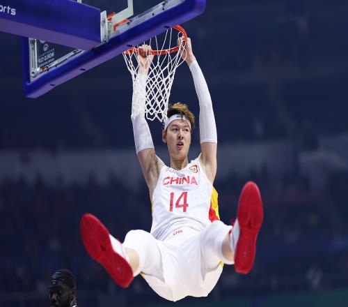 苏群：周琦三犯真不用王哲林？非常时期关禁闭的球员也得上啊！