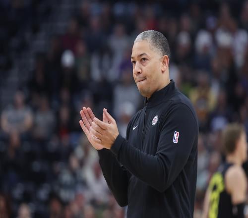 卢：哈登能从3号位防到5号位 他是一位很好的内线防守者