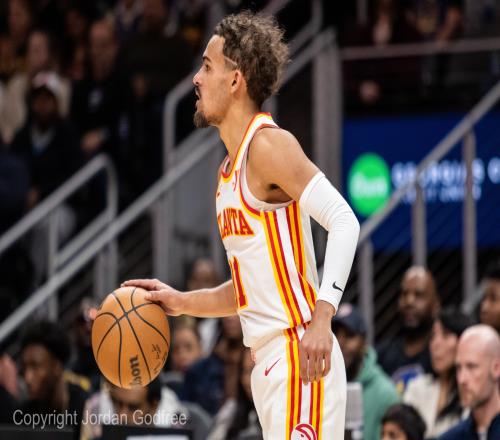 效率不高！特雷-杨半场16中6得到15分4助