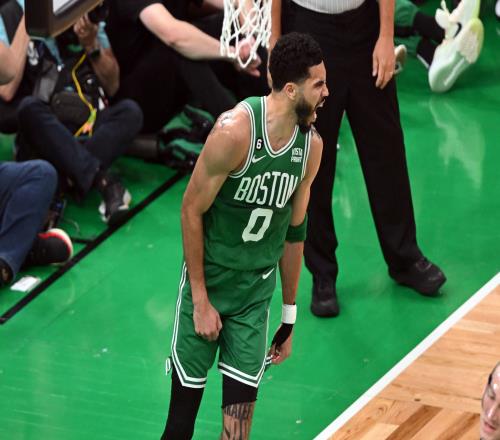 波津：塔图姆本可以靠砍高分竞争MVP 但他为球队选择了牺牲