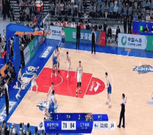 五小很需要他投三分，但这样犹豫的打法，对辽宁队根本不痛不痒