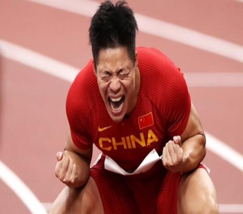 苏炳添在2020年东京奥运会半决赛后兴奋庆祝取得9秒83的刷新亚洲纪录成绩