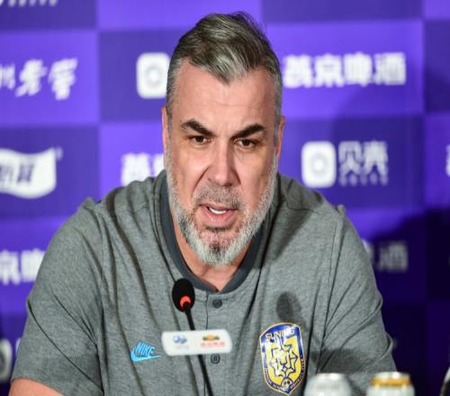 记者：奥拉罗尤执教国足的最大障碍是年薪至少500万美金