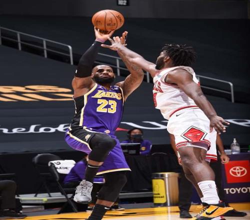 湖人vs公牛NBA赛果：詹姆斯28+7+7拉文38分湖人险胜