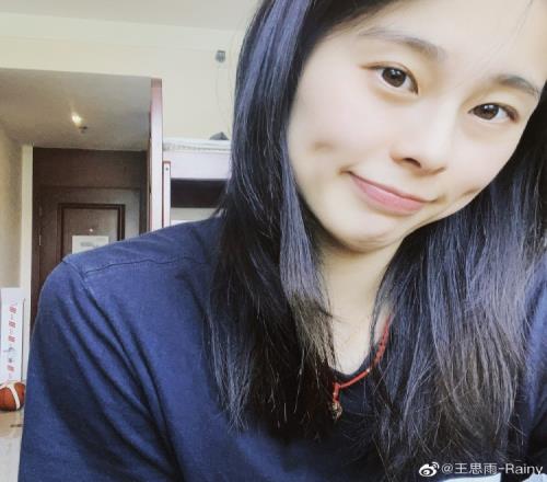 第一阶段8战全胜!王思雨晒照:☺️今天下班啦
