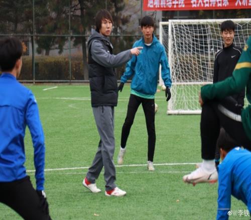 在沈体举行公开课,李铁晒图:在绿茵场上和同学们交流很开心