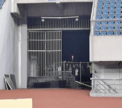 让海港主场优势不再,大连本地球迷来到场外为大连人高歌呐喊