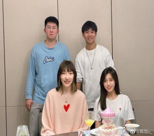杀马特限定旭!韩旭晒照:和可爱的小学同学们