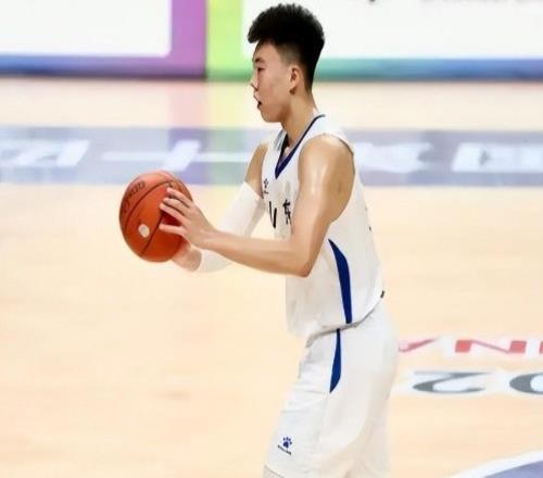 媒体人:山东队球员段昂君正式办理完所有手续 加盟青岛男篮
