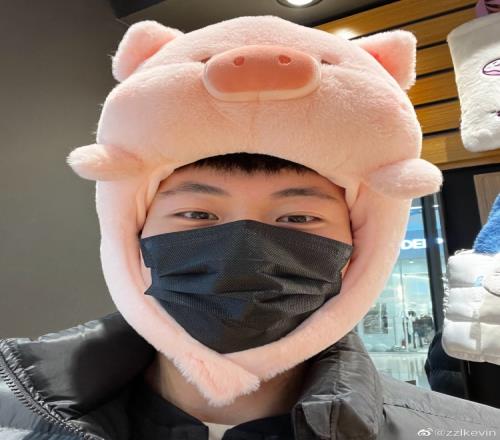 简单的快乐!张镇麟更博晒照抓娃娃:被拿捏住了