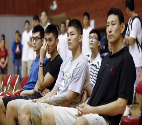 张博晒与王仕鹏&朱芳雨&李楠的合照：4位身怀绝技不同风格的前锋