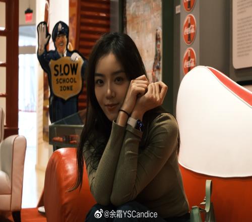 主持人余霜：看可口可乐展馆去咯