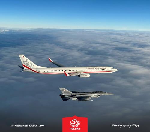 波兰队出征卡塔尔,两架F16战斗机护送至波兰南部边境✈️✈️