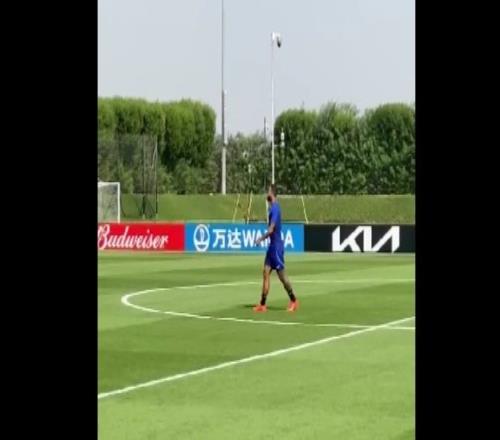 记者:德佩参与了赛前最后一练,没有受伤无需替换