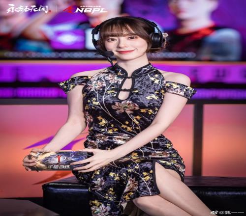 永劫无间主持甄一一晒照:sorry说我穿了个窗帘?大家评评理