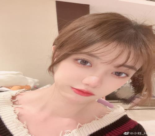 主持小钰晒照:没有感情的打工煮鱼