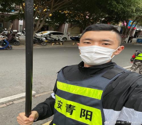 保安大队长已到岗!陈林坚晒身穿护卫服照:上班