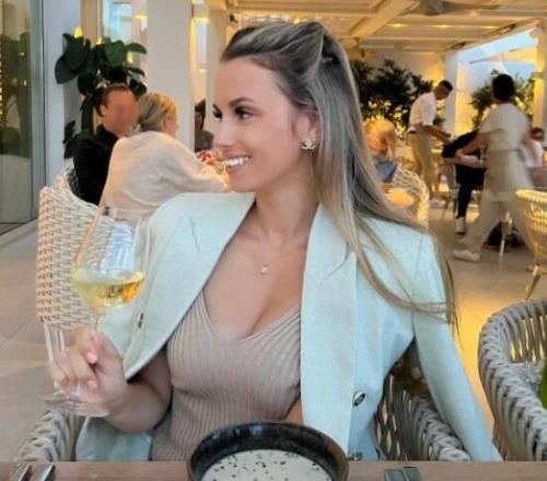 金特尔妻子嫌场内空调太冷,晒胳膊被冻出鸡皮疙瘩照片