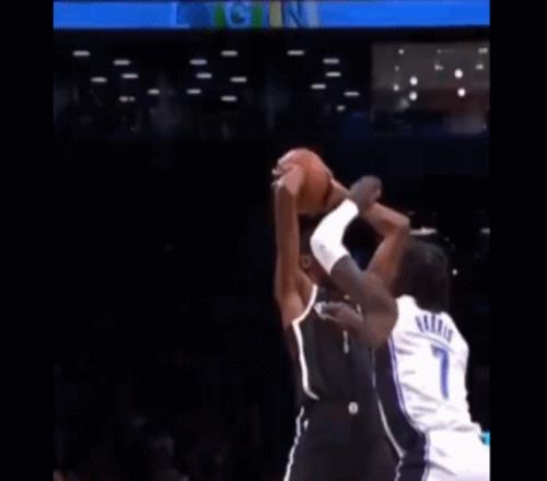 为何邪魅一笑？KD：我觉得他的对抗没问题 但我在想裁判会不会吹