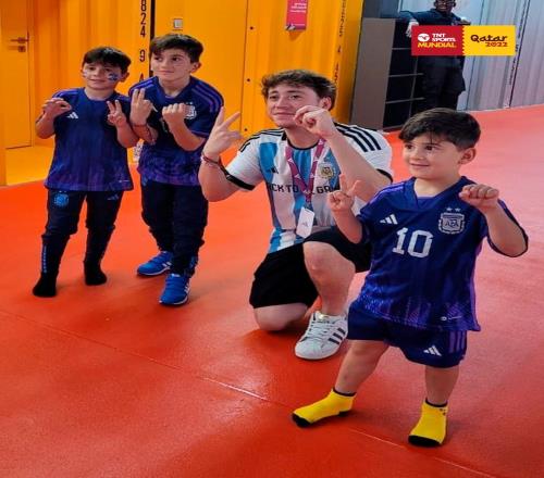 马特奥与众不同~阿根廷歌手与梅西三个儿子合影,比出2-0手势