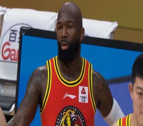 略显遗憾！琼斯砍下34+17+10+9 距离四双仅差一个抢断