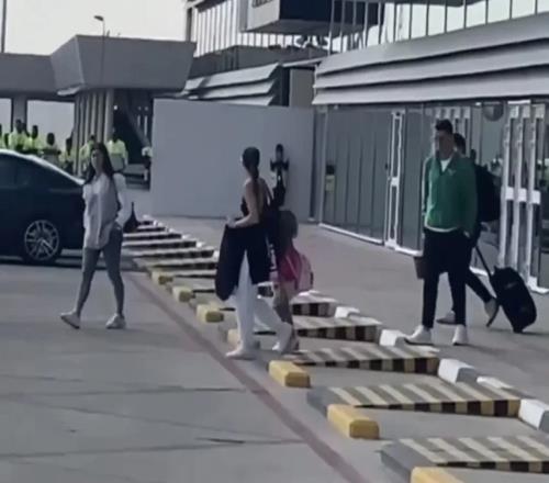 离开伤心地！C罗与家人乘坐私人飞机离开卡塔尔