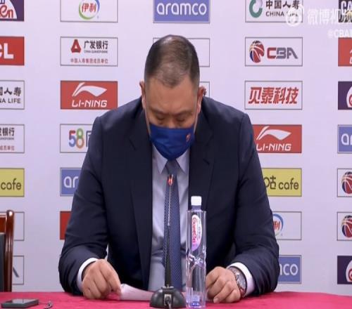王晗:我们进攻出了问题&命中率低 赢球是靠防守韧劲以及篮板球