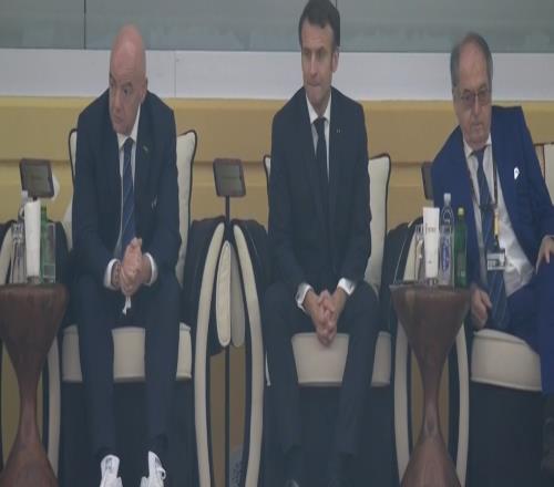 法国总统马克龙现场观战,FIFA主席和法国足协主席坐在左右