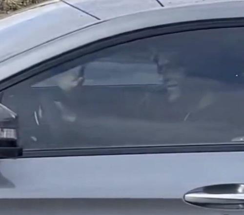 心情不错！C罗面带笑容驾车至皇马基地训练