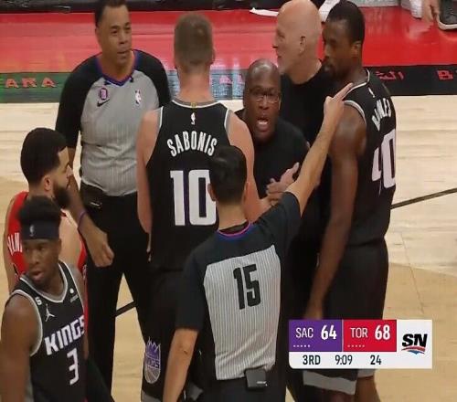 NBA官方:国王主帅迈克-布朗因用脏话辱骂裁判 被罚款25000美元