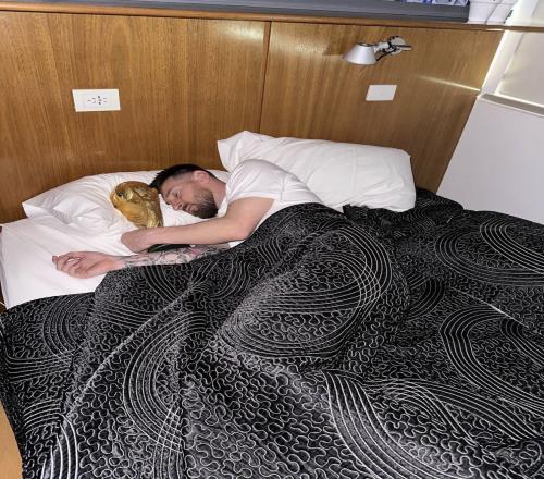 大家不都这样吗梅西：没有抱着大力神杯睡觉我们只是摆拍
