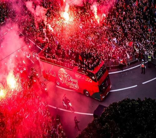 英雄回归！摩洛哥队举行世界杯庆祝游行，数十万民众涌上街头