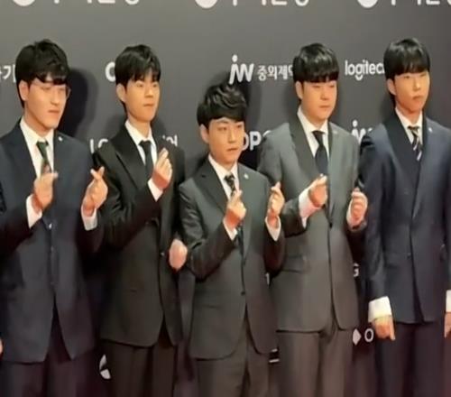 DK全员身穿正装走红毯视频，Showmaker你怎么矮半个头啊？