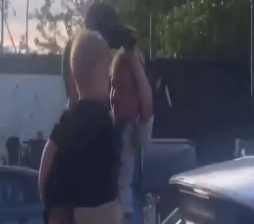被怒喷后，德保罗前往前妻住处与自己的两个孩子团聚